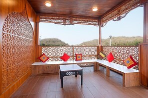 Unclassified image, 2 of 32, button - Houseboat in Kevadia near Statue of Unity (Vadodara)