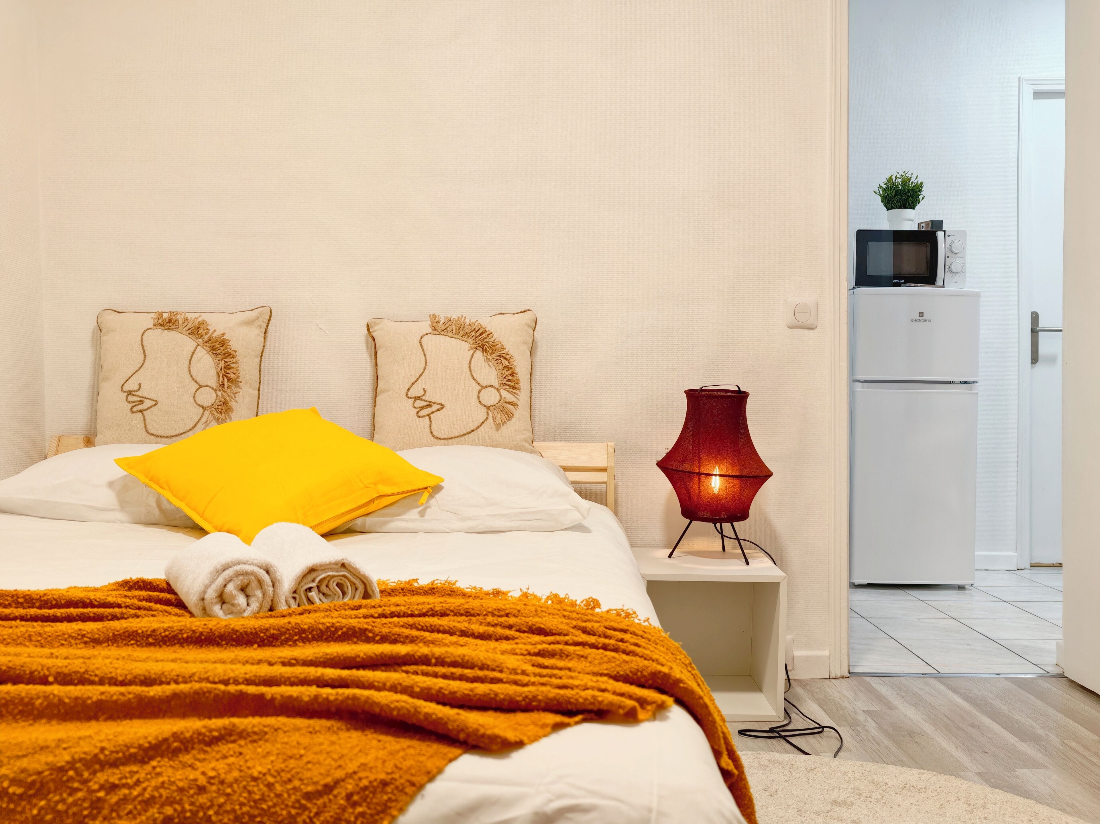 2 bedrooms, bed sheets