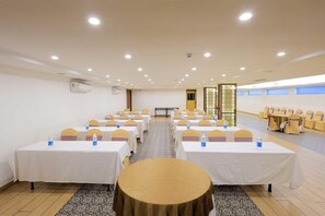 Unclassified image, 3 of 37, button - Classic Room at Palette Hotel Surya Vadodara (Vadodara)