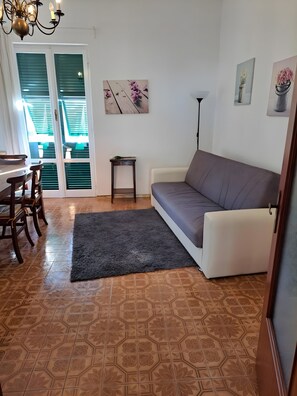 Unclassified image, 4 of 30, button - Apartment 'Il Noce' with Mountain View, Private Garden and Air Conditioning (San Terenziano)