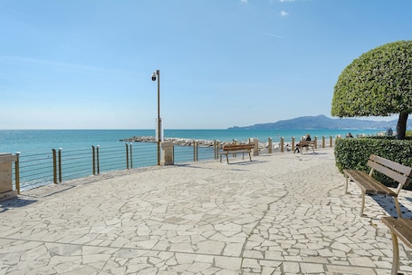Parco della struttura. Appartamento 'Il Noce - Vicino Chiavari' con Vista Montagna, Giardino Privato e Aria Condizionata