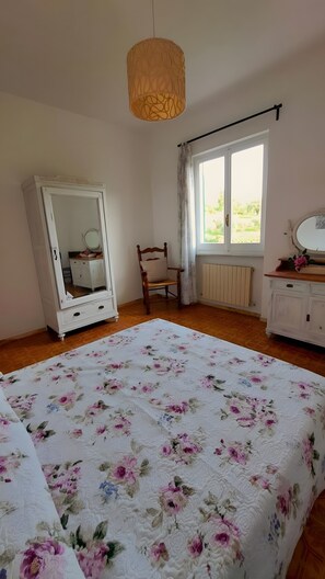 3 bedrooms, iron/ironing board, bed sheets