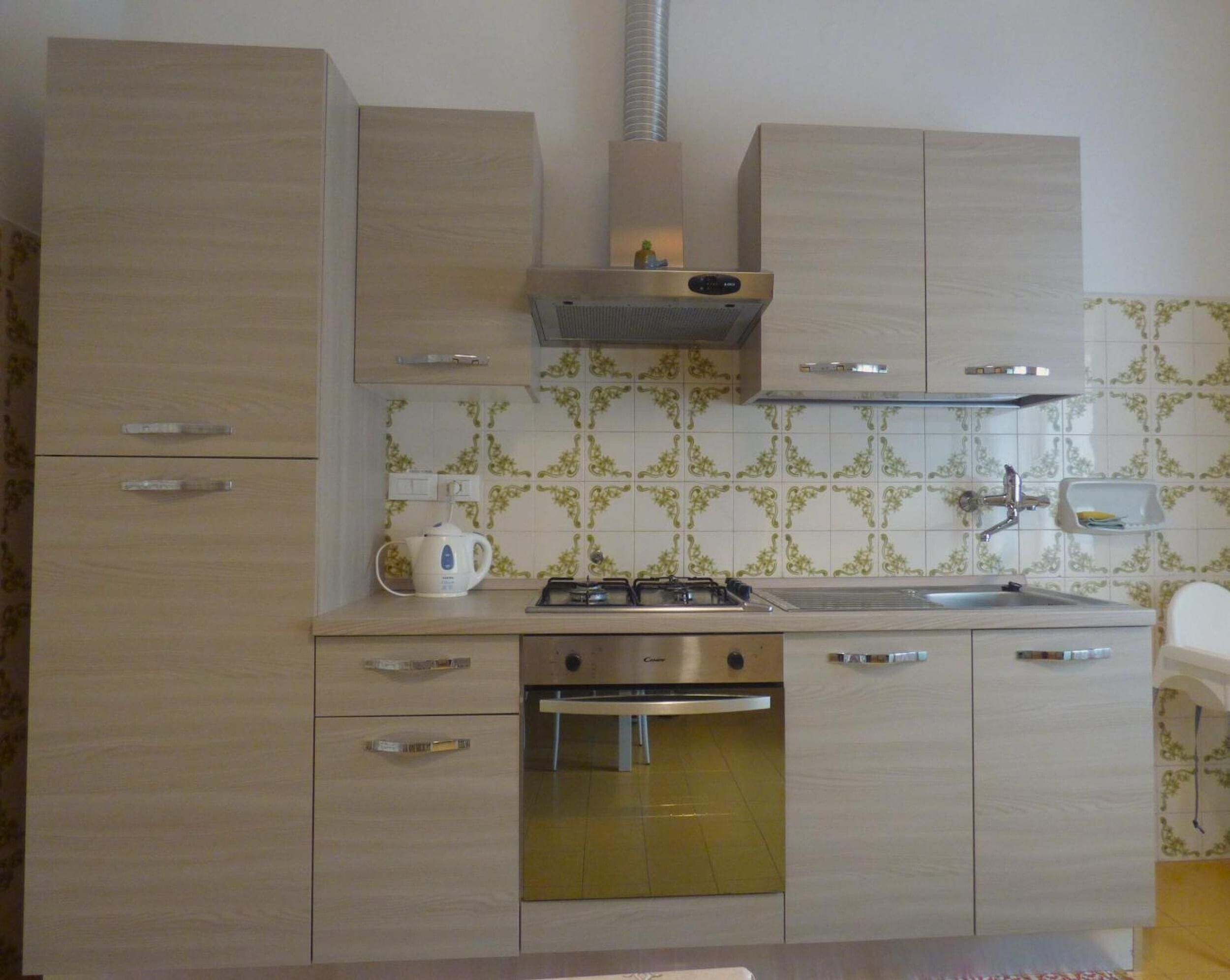 Kühlschrank, Ofen, Herdplatte, Wasserkocher mit Kaffee-/Teezubehör