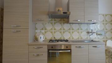 KĂŒhlschrank, Ofen, Herdplatte, Wasserkocher mit Kaffee-/Teezubehör