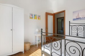 3 bedrooms, iron/ironing board, bed sheets