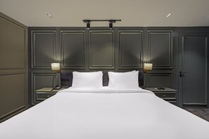 1 slaapkamer, een bureau, beddengoed