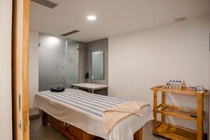 Spa - Hotel in Chandigarh with Pool Patio & Wellness (Zirakpur)