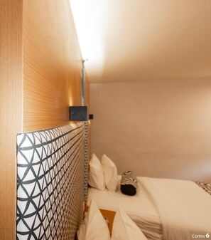 1 bedroom, desk, free WiFi, bed sheets - Hotel in Chandigarh with Pool Patio & Wellness (Zirakpur)