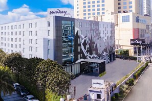 Exterior - Hotel in Zirakpur with Pool & Hill Gateway (Zirakpur)