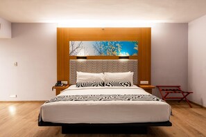 1 bedroom, desk, free WiFi, bed sheets - Hotel in Zirakpur with Pool & Hill Gateway (Zirakpur)