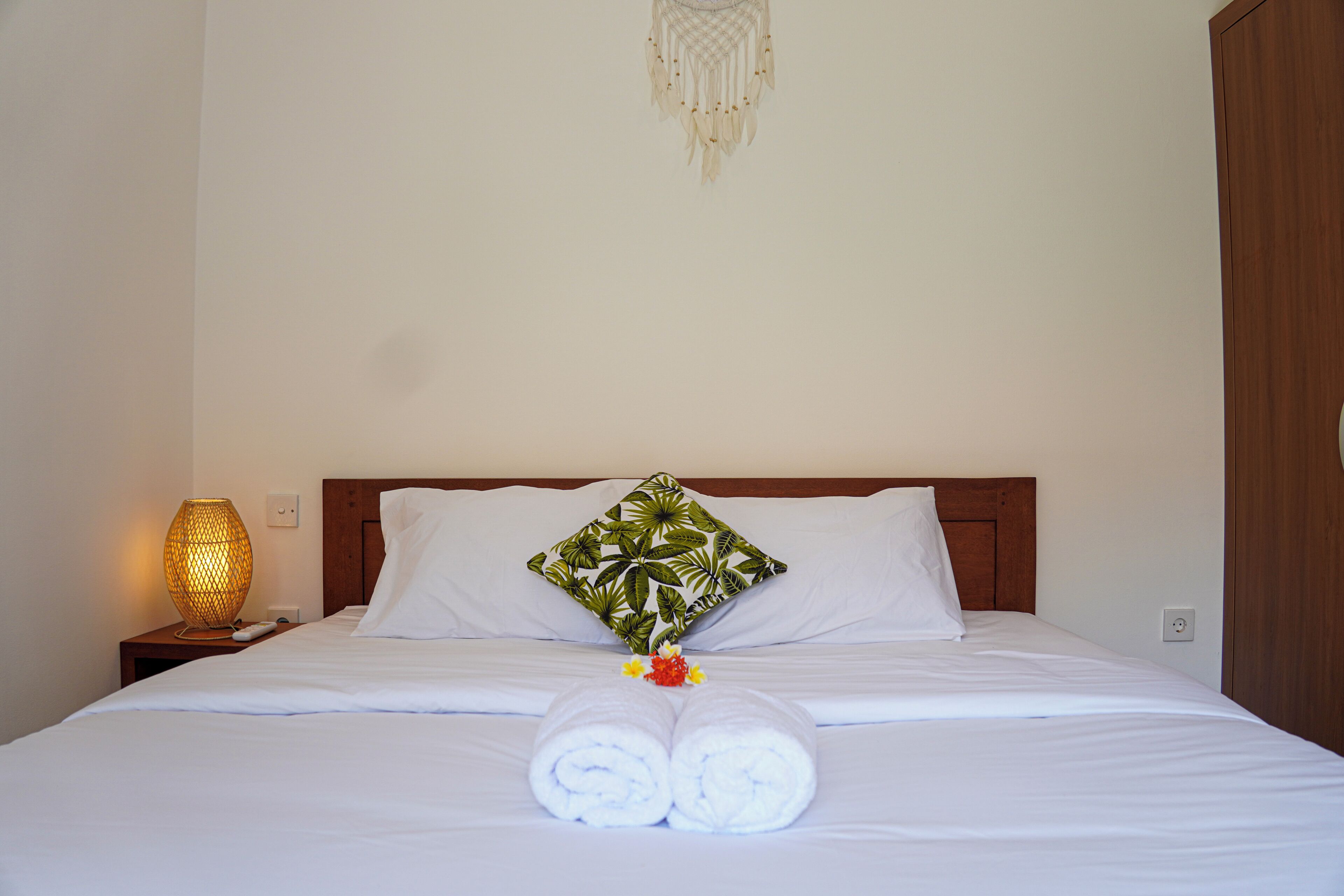 Két bảo mật tại phòng, bàn, màn/rèm cản sáng, bàn ủi/dụng cụ ủi quần áo 