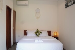 In-room safe, desk, blackout curtains, iron/ironing board - Cahya Dewi Villas (Canggu)