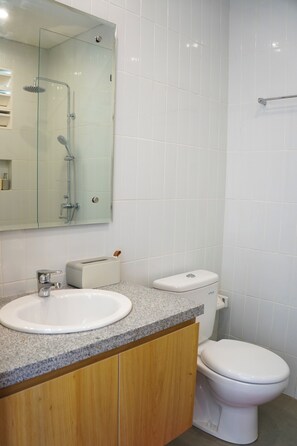 Shower, pengering rambut, kloset, dan handuk