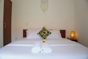 In-room safe, desk, blackout curtains, iron/ironing board - Cahya Dewi Villas (Canggu)