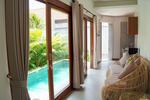 Brankas, meja kerja, tirai kedap cahaya, dan setrika/meja setrika