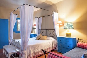 1 quarto, ferros/tábuas de passar roupa, berço de viagem