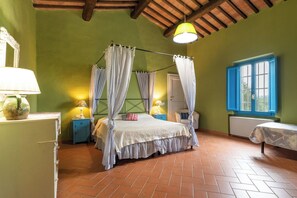 1 chambre, fer et planche à repasser, lit de bébé portatif