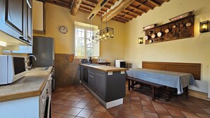 Geladeira, micro-ondas, cooktop, lava-louças