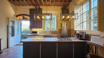 Kühlschrank, Mikrowelle, Herdplatte, Geschirrspüler