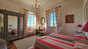 5 quartos, ferros/tábuas de passar roupa, berço de viagem