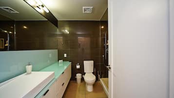 Suite – premium, 2 soverom, ikke-røyk | Bad | Toalettartikler (inkludert), hårføner, håndklær og såpe