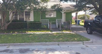 Spacious 4-bedroom house with AC in lovely Morehead City
