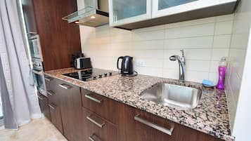 Studiosuite – comfort, 1 queensize-seng med sovesofa | Eget kjøkken | Kaffetrakter/tekoker og vannkoker