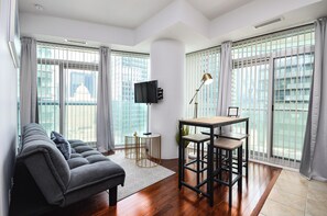 Estudi en suite Comfort, 1 llit de matrimoni i sofà llit | Sala d'estar | Televisor de pantalla plana de 50 polzades amb canals per cable 