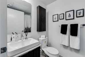 Signature Room, 2 Bedrooms | Bathroom | Free toiletries, hair dryer, towels, soap - Downtown Rise Lofts (Toronto)