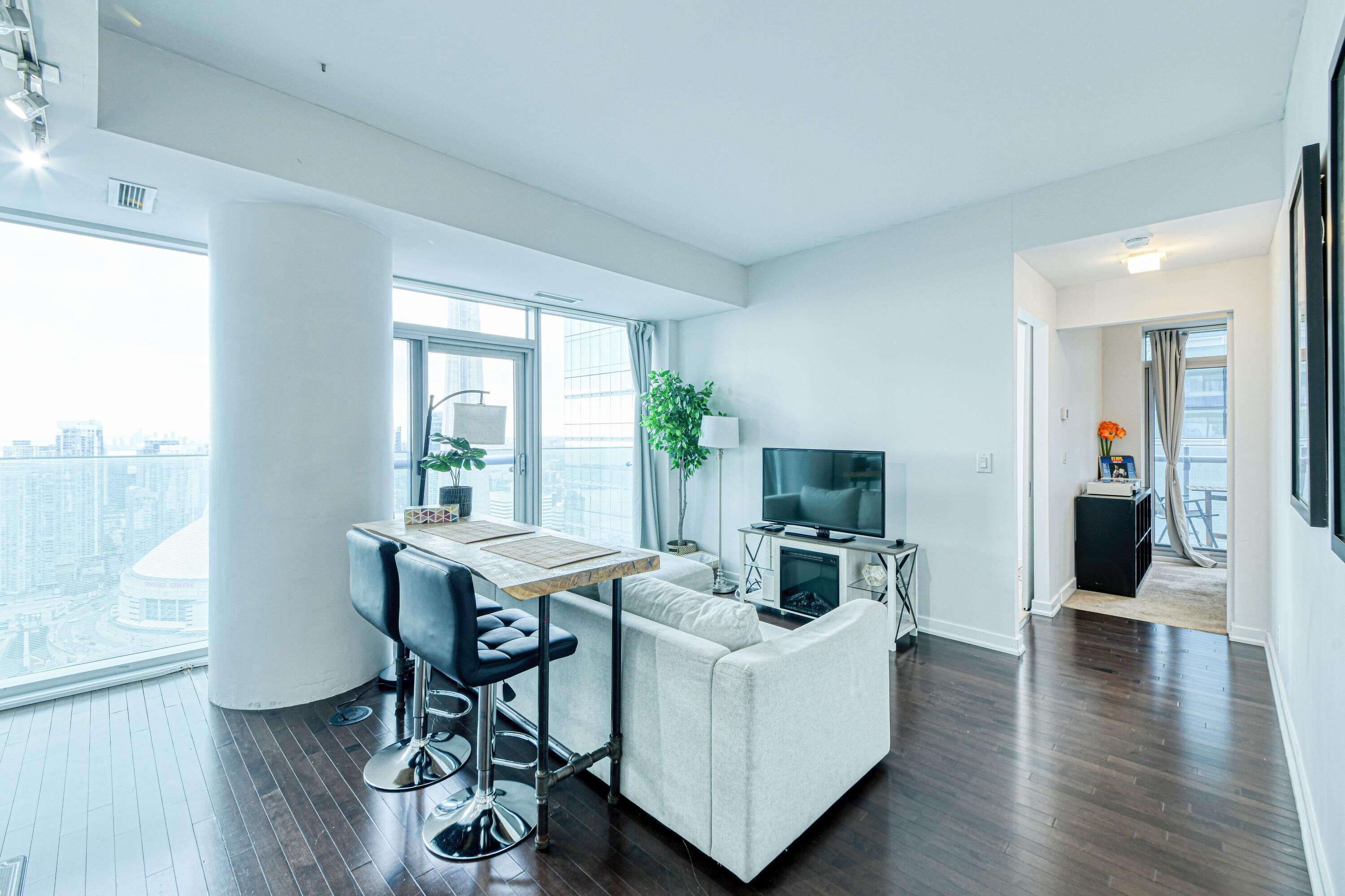 Royal Room, 2 Bedrooms | Living area | 50-inch flat-screen TV with cable channels