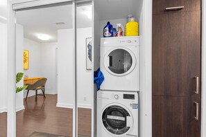 Premier Room, 1 Queen Bed with Sofa bed | Laundry - Downtown Rise Lofts (Toronto)