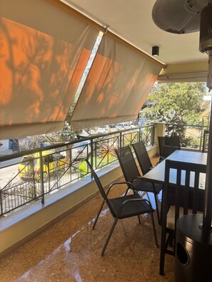 Outdoor dining - Spacious 2-Bedroom Apartment in Paleo Faliro, Athens (Paleo Faliro)
