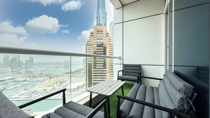 A balcony with a view of a marina and high-rise buildings. - Settler.Homes, Breathtaking 2BR Marina, HighFloor (Dubai)