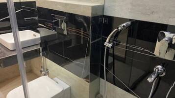 Een douche, gratis toiletartikelen, handdoeken, zeep