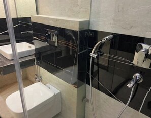 Douche, articles de toilette gratuits, serviettes fournies, savon