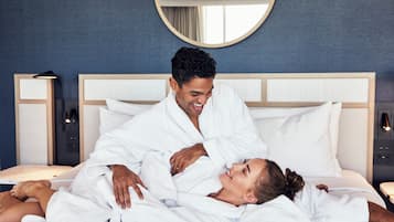 Studio Suite, 1 King Bed, Roll-in Shower | In-room safe, laptop workspace, blackout curtains, iron/ironing board