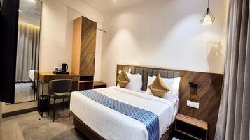 1 quarto, escrivaninha, roupa de cama