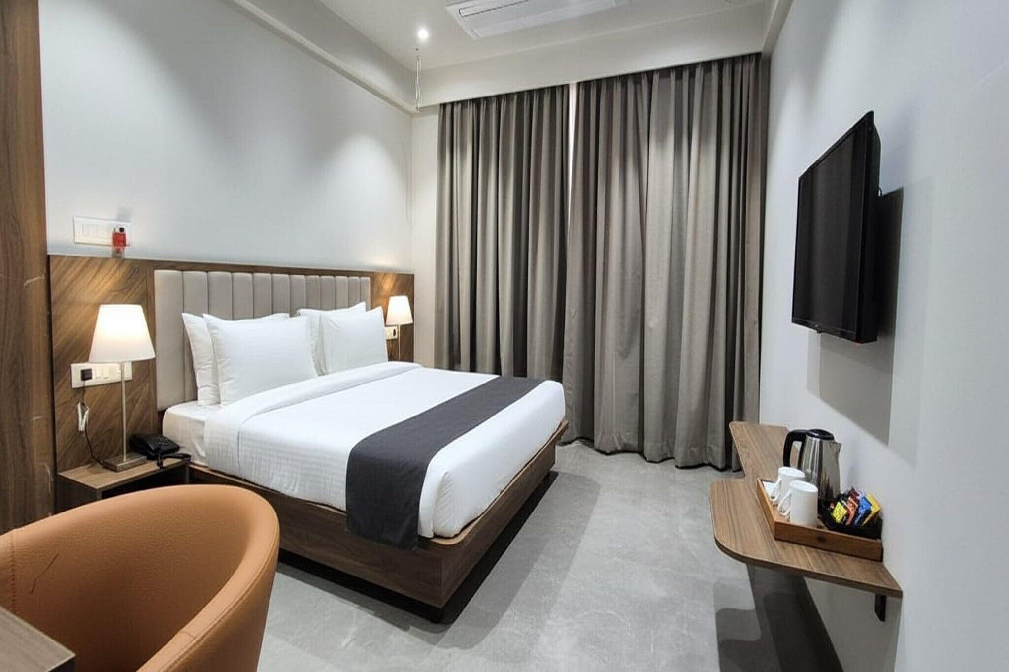 1 bedroom, desk, bed sheets