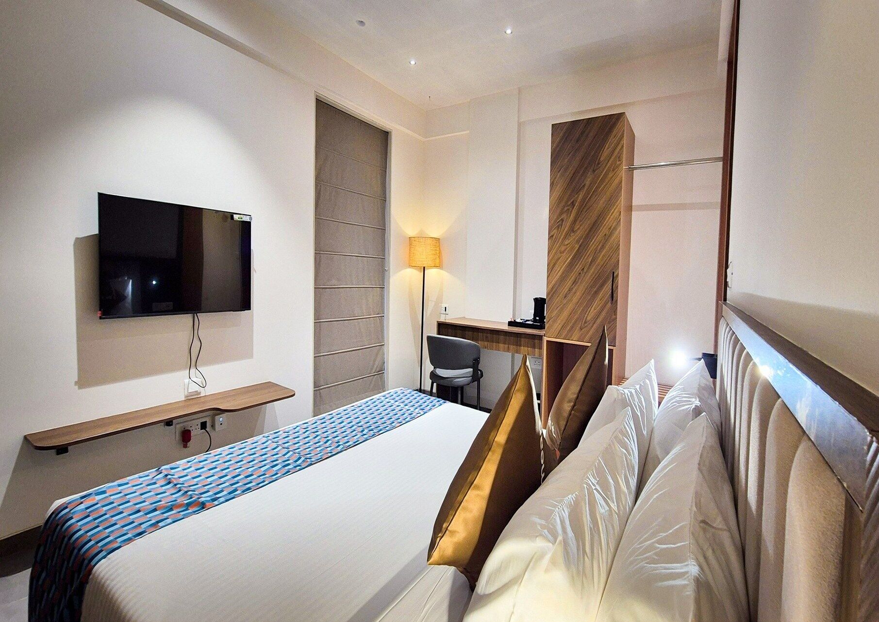 1 bedroom, desk, bed sheets