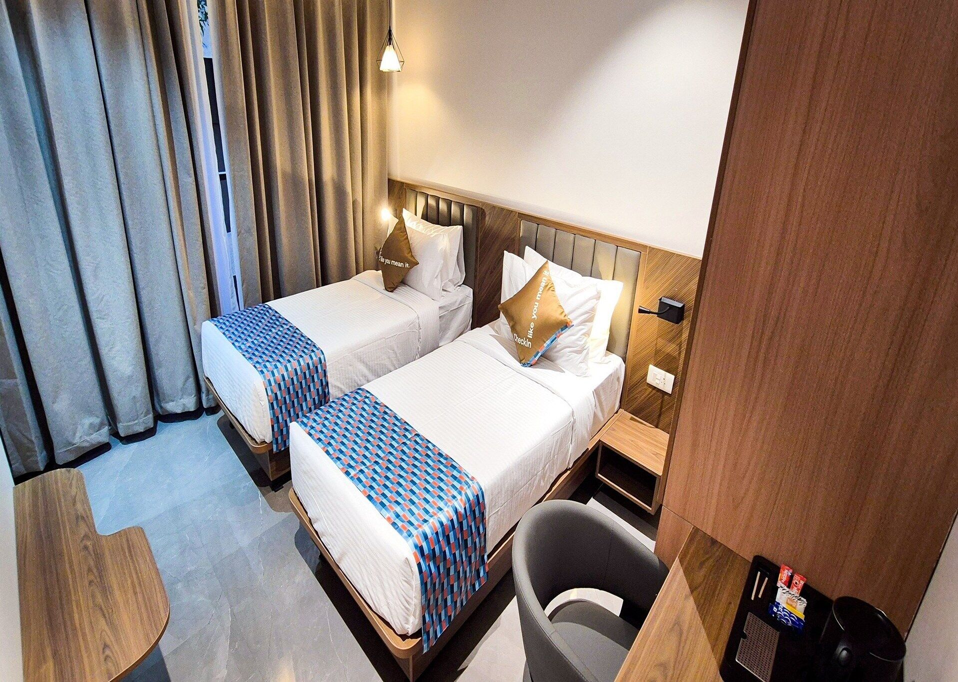 1 quarto, escrivaninha, roupa de cama