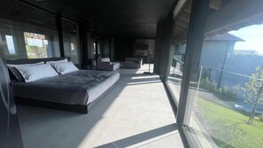 Apartment, Balkon, Gartenblick