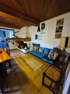 Een smart-tv, boeken en een stereo