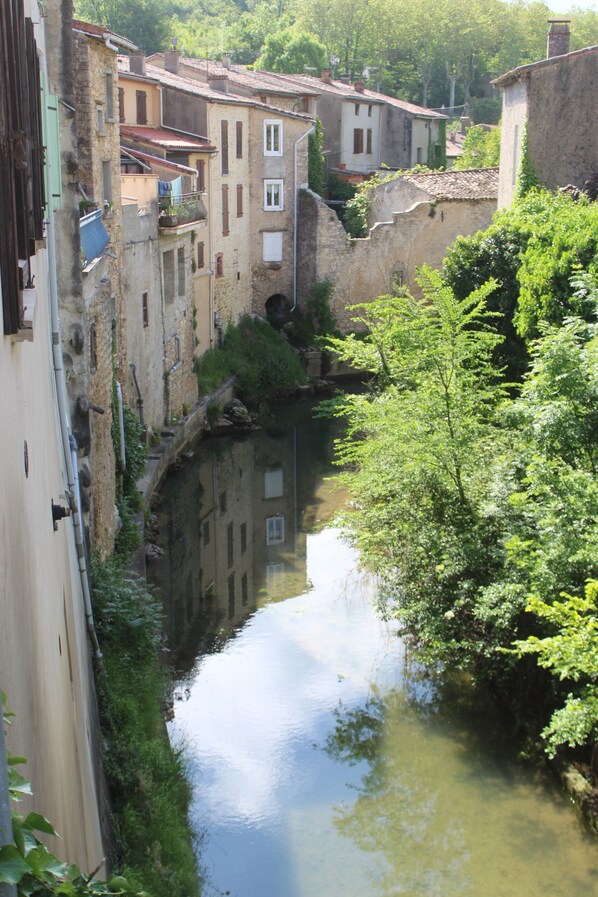 Un étroit canal bordé d’anciens immeubles dotés de balcons et de fenêtres donnant sur l’eau.