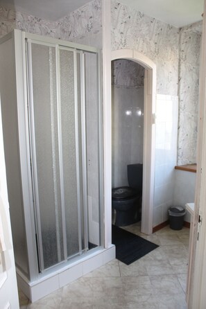 Douche, séchoir à cheveux, serviettes fournies, savon