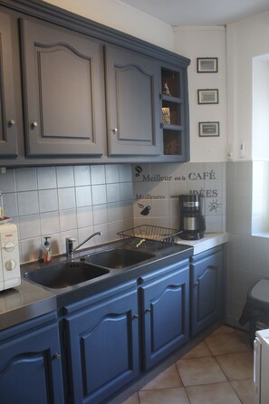 Een koelkast, een magnetron, een oven, een koffiezetapparaat/waterkoker