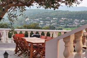 Outdoor dining - Villa Christine, with pool and views in Provence (Carcès)
