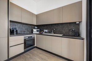 ثلاجة، ميكروويف، فرن، موقد طهي مسطح