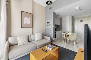 Appartement, balcon, vue canal | Coin séjour | Télévision à écran plat