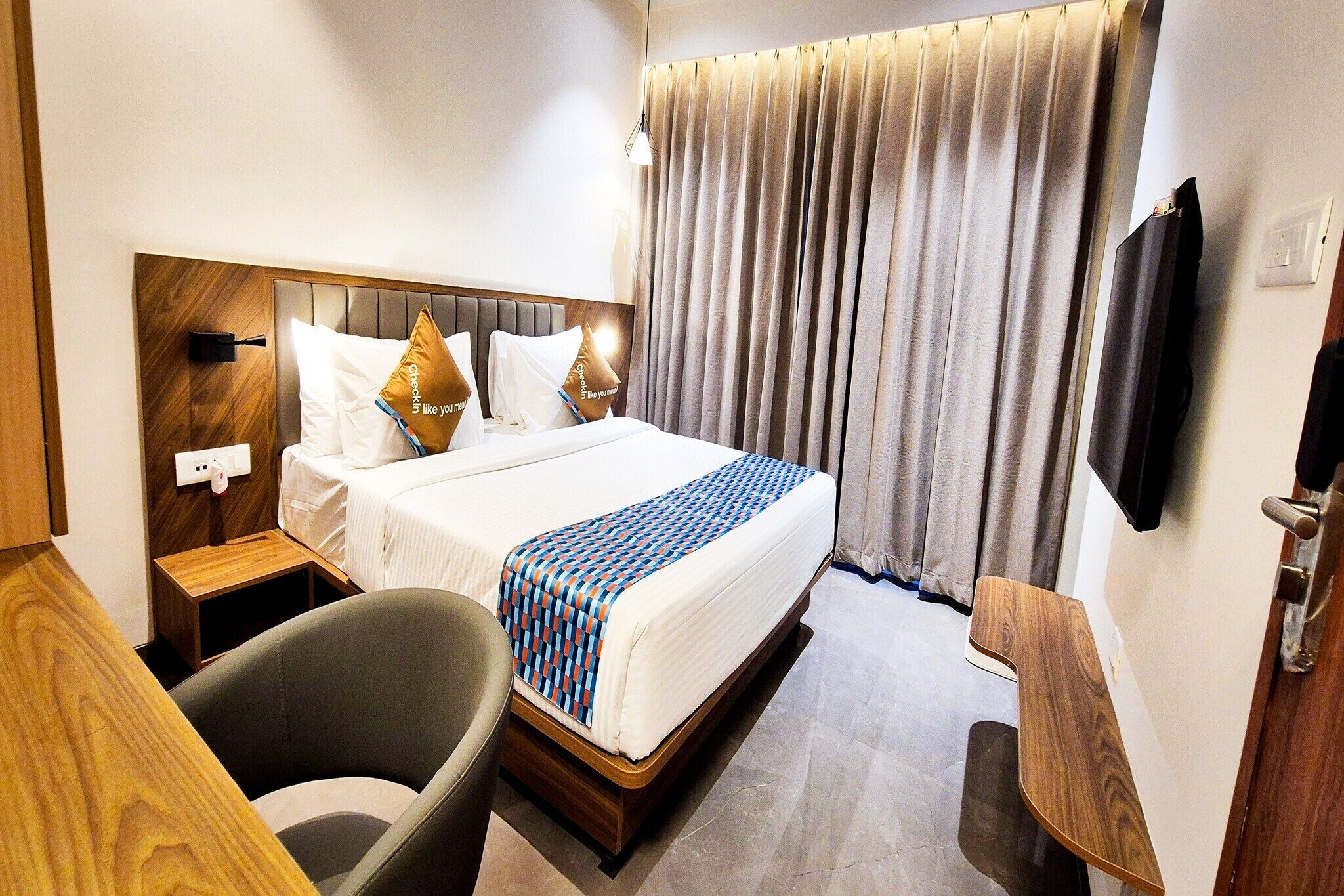 1 chambre, bureau, draps fournis