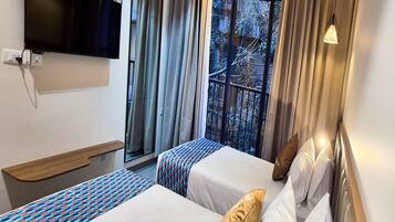 1 makuuhuone, työpöytä, vuodevaatteet